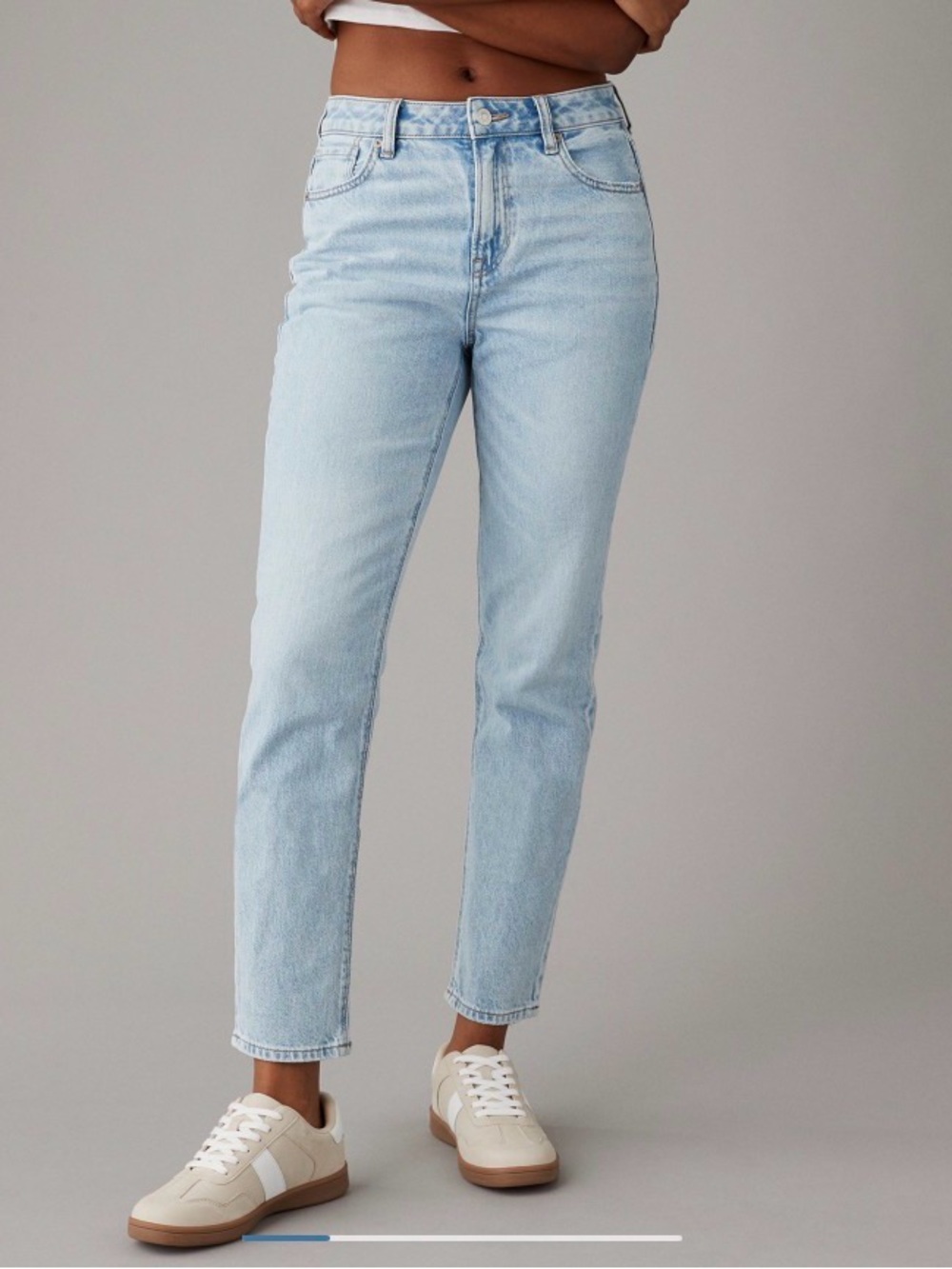 American Eagle Outfitters Light Wash  Mom jeans size 10 Short